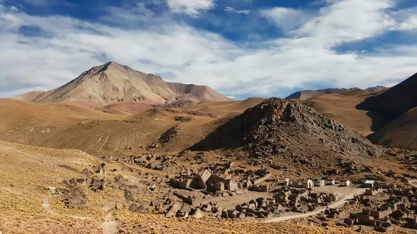 Çöldeki Antik Kaya Oluşumlarının Güzel Bir Manzarası — Stok fotoğraf