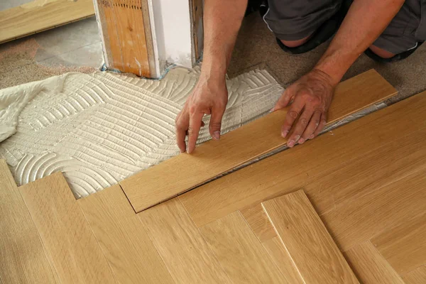 Closeup Worker Installing Wooden Laminate Flooring — Stock Photo, Image