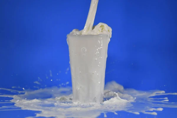 Ein Schuss Spritzende Milch Aus Einer Tasse — Stockfoto