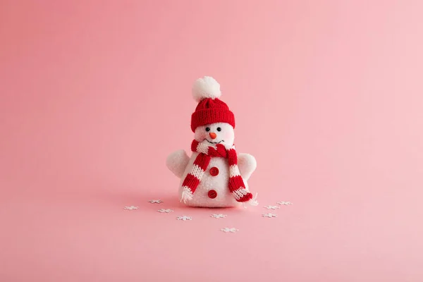 Eine Nahaufnahme Eines Lustigen Schneemanns Und Schneeflocken Rosa Hintergrund — Stockfoto