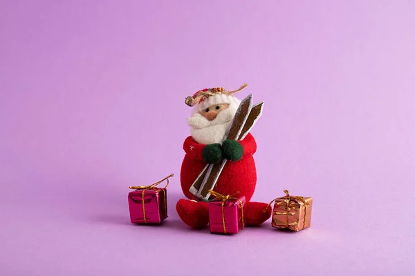 Gros Plan Jouet Mignon Père Noël Des Boîtes Cadeaux Colorées — Photo