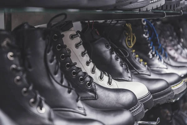 Şık Kış Erkek Ayakkabıları Mağazası Çizme Kaval Kemiği Koleksiyonu — Stok fotoğraf