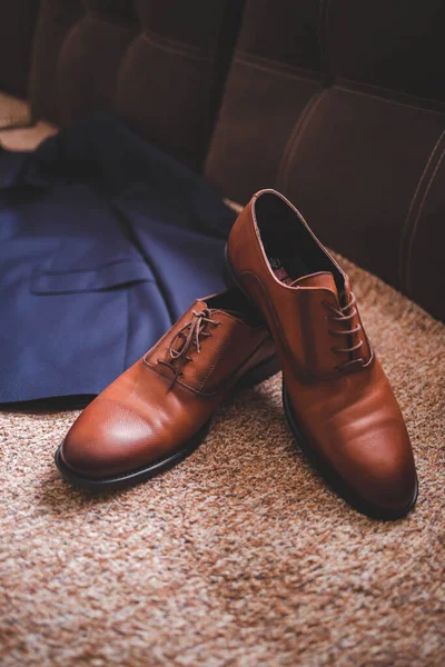 Dikey Bir Takım Elbise Bir Çift Deri Ayakkabı — Stok fotoğraf