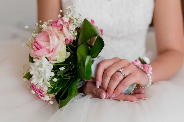 Primo Piano Una Sposa Con Abito Sposa Anello Possesso Bouquet — Foto Stock