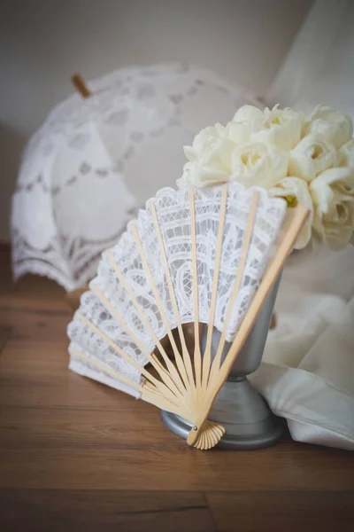 Una Foto Vertical Ventilador Mano Paraguas Bridal —  Fotos de Stock