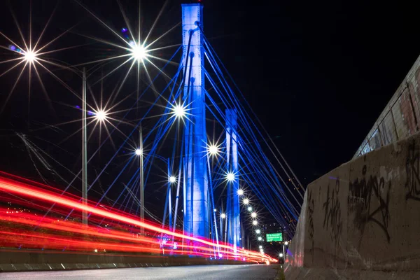 Ponte Com Luzes Exposição Longas Com Veículos Passagem — Fotografia de Stock