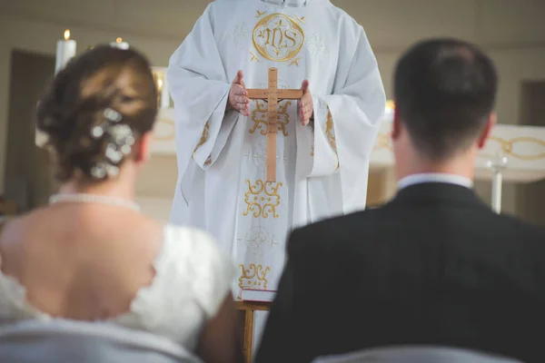Een Bruid Bruidegom Staan Voor Priester Voor Het Altaar — Stockfoto