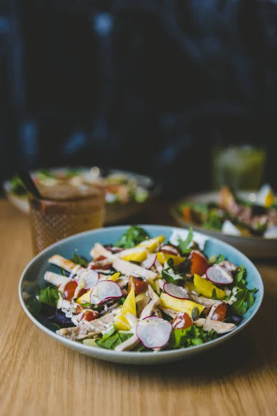 Een Verticaal Close Shot Van Een Spaanse Salade — Stockfoto