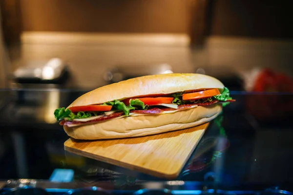 桌上一个美味三明治的高角镜头 — 图库照片