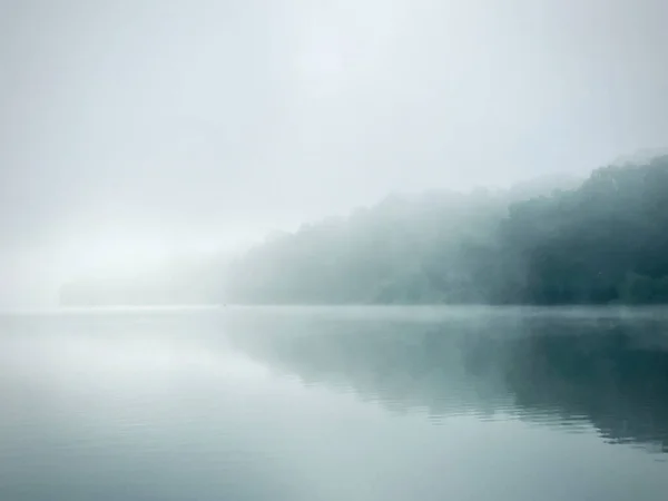 Живописный Вид Тихое Озеро Прежде Погрузиться Туман — стоковое фото