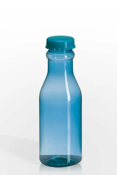 Een Verticaal Shot Van Een Blauwe Plastic Fles Geïsoleerd Witte — Stockfoto