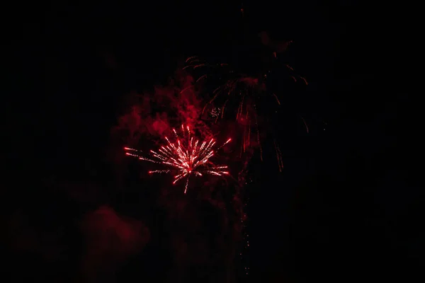 Los Fuegos Artificiales Rojos Festivos Cielo Nocturno —  Fotos de Stock