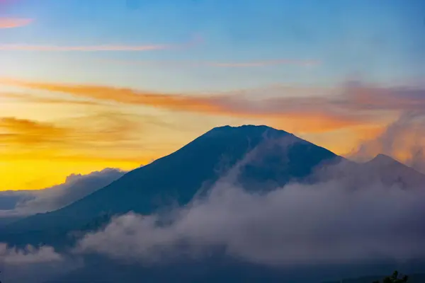 Βουνό Πάνω Από Άσπρα Σύννεφα Στο Ηλιοβασίλεμα — Φωτογραφία Αρχείου