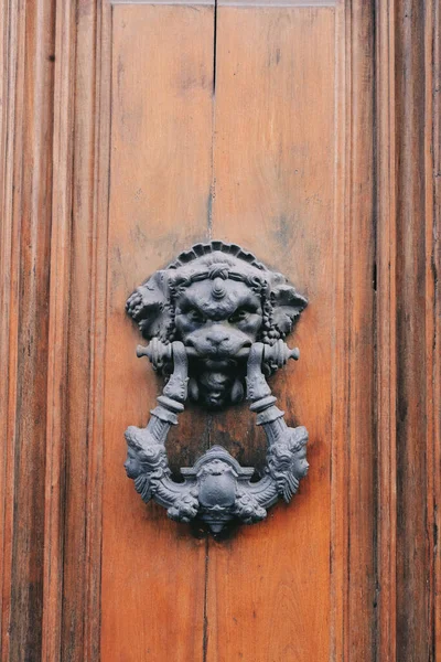 Вертикальный Снимок Старой Деревянной Двери Декоративным Дверным Молотком — стоковое фото