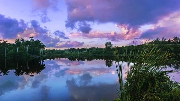 Incrível Lago Reflexivo Durante Pôr Sol — Fotografia de Stock