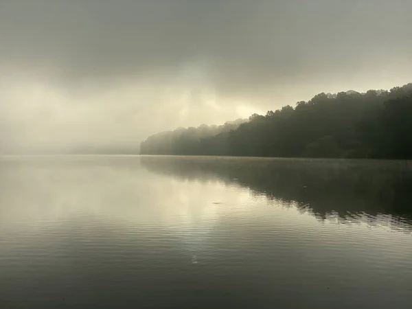 Una Vista Panoramica Lago Tranquillo Prima Dell Alba Nella Nebbia — Foto Stock