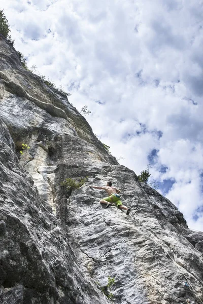 Atemberaubende Aufnahme Eines Jungen Mannes Beim Klettern Auf Einem Hohen — Stockfoto