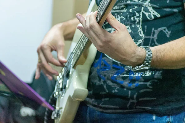 Uma Foto Seletiva Jovem Músico Tocando Guitarra Elétrica Estúdio — Fotografia de Stock