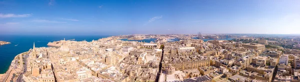 Panorámás Légi Felvétel Város Valletta Máltán Körülvéve Vízzel — Stock Fotó