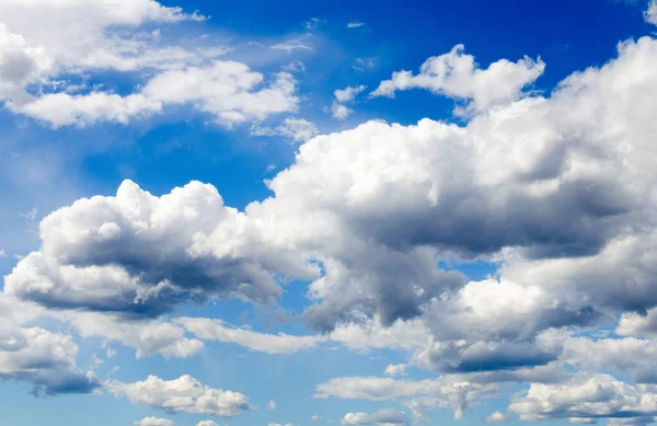 Όμορφα Άσπρα Σύννεφα Στον Φωτεινό Γαλάζιο Ουρανό — Φωτογραφία Αρχείου