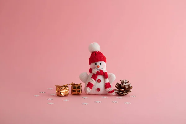 Крупный План Смешного Снеговика Маленькие Подарочные Коробочки Шишка Сосны Розовом — стоковое фото