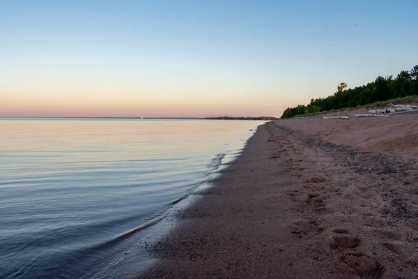 Μια Όμορφη Θέα Μια Αμμώδη Ακτή Στο Ηλιοβασίλεμα — Φωτογραφία Αρχείου