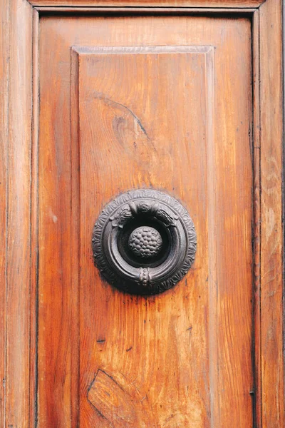 Tiro Vertical Uma Velha Porta Madeira Com Batedor Porta Ornamentado — Fotografia de Stock