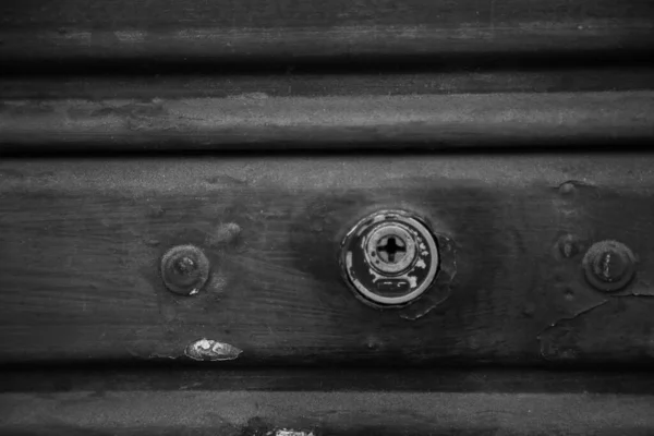 木门上一个锁孔的灰度特写镜头 — 图库照片