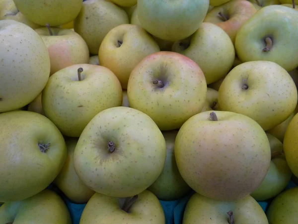 農家の市場でリンゴのクローズアップショット — ストック写真