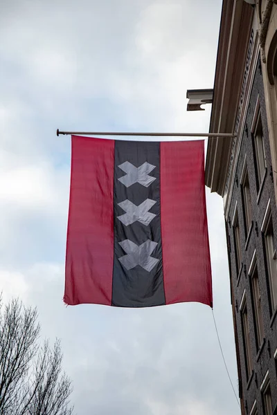 Disparo Vertical Bandera Ámsterdam Suspendido Verticalmente Edificio — Foto de Stock