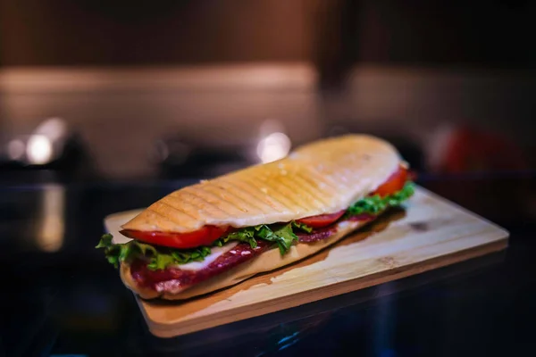 Tiro Ángulo Alto Delicioso Sándwich Sobre Mesa —  Fotos de Stock