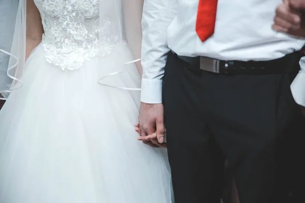 花嫁と新郎の手を握ってのクローズアップショット — ストック写真