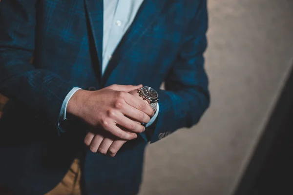 Primer Plano Novio Mirando Reloj — Foto de Stock