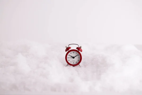 Крупный План Красного Будильника Снегу Часы Считающие Время Нового Года — стоковое фото