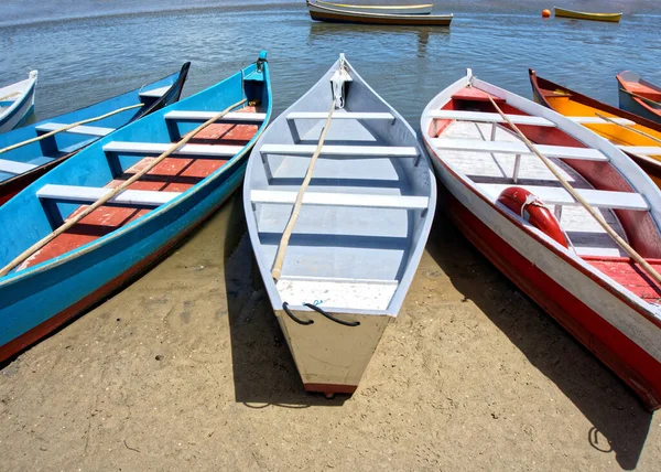 Una Gran Cantidad Barcos Colores Estacionados Junto Mar — Foto de Stock