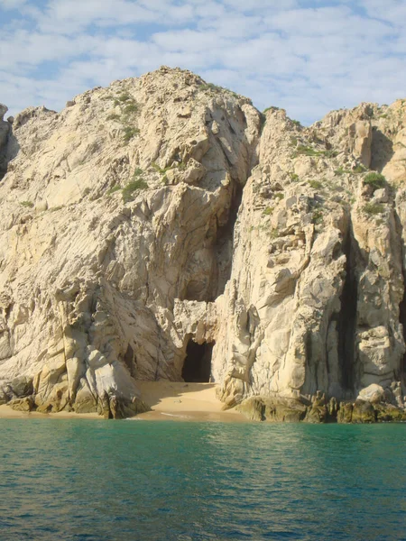 Een Betoverende Opname Van Een Prachtige Zeegezicht Met Enorme Rotsen — Stockfoto