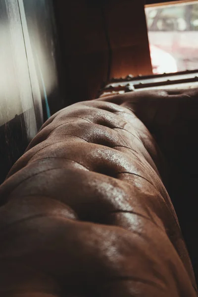 エンボス加工された茶色の革のソファテクスチャ — ストック写真