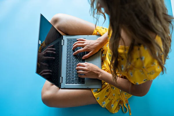 Zbliżenie Młodej Damy Pracującej Laptopie — Zdjęcie stockowe