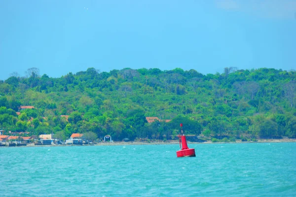 Una Boya Roja Mar Fondo Bosque Verde Cielo — Foto de Stock