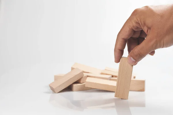 Uma Mão Humana Tentando Construir Uma Torre Com Pequenos Blocos — Fotografia de Stock