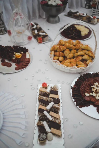 Eine Vertikale Aufnahme Von Tellern Mit Süßigkeiten Und Keksen Auf — Stockfoto