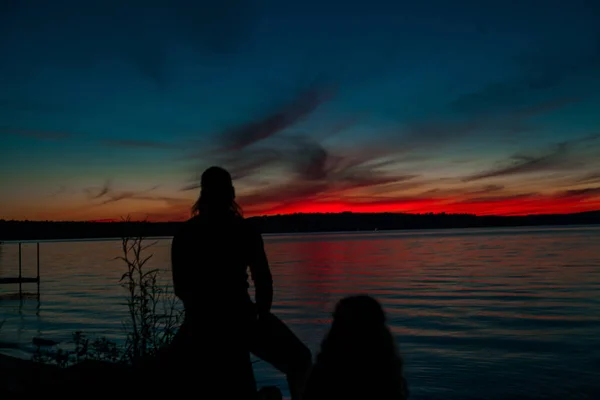 Μια Σιλουέτα Ενός Ζευγαριού Που Απολαμβάνει Ηλιοβασίλεμα Πάνω Από Τον — Φωτογραφία Αρχείου