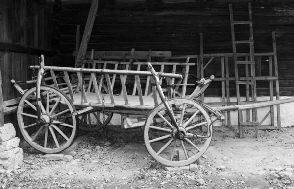 Çiftlikte Kullanılan Eski Ahşap Bir Arabanın Gri Tonlu Görüntüsü — Stok fotoğraf