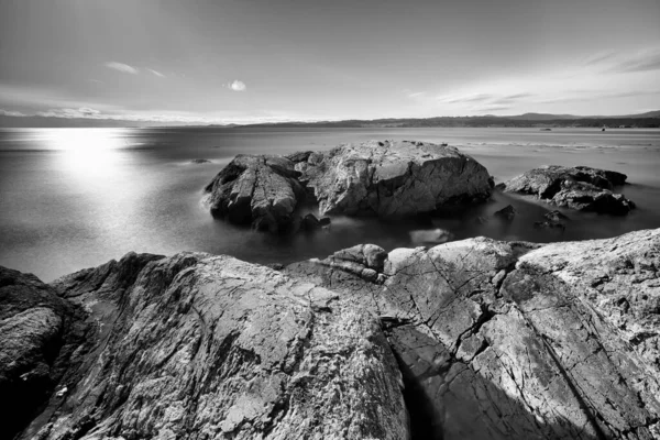 Šedivý Záběr Skal Obklopených Mořem Dlouhou Expozicí Esquimaltu Vancouver Kanada — Stock fotografie