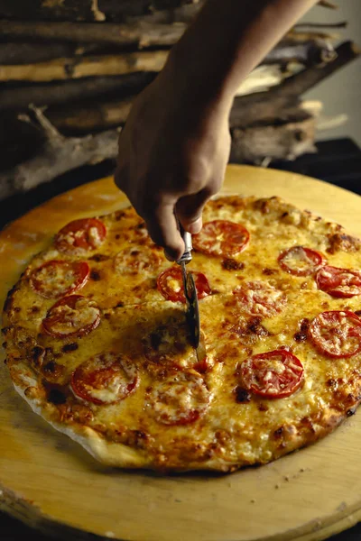 Vertikal Bild Person Som Skär Läcker Pizza Med Tomater Och — Stockfoto