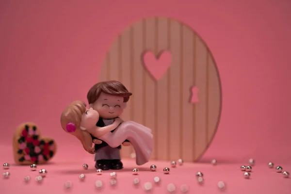 花嫁と新郎の人形ピンクの背景 — ストック写真