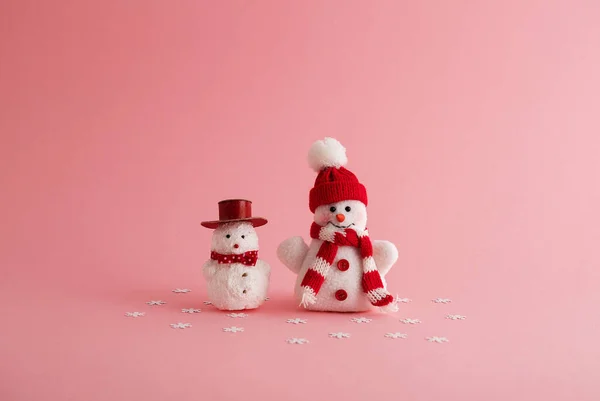 Крупный План Смешных Снеговиков Снежинки Розовом Фоне — стоковое фото