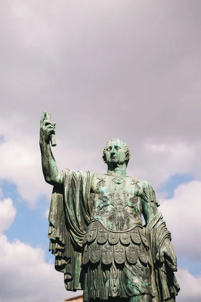 Tiro Vertical Uma Estátua Imperador Marcus Nerva Roma Itália — Fotografia de Stock