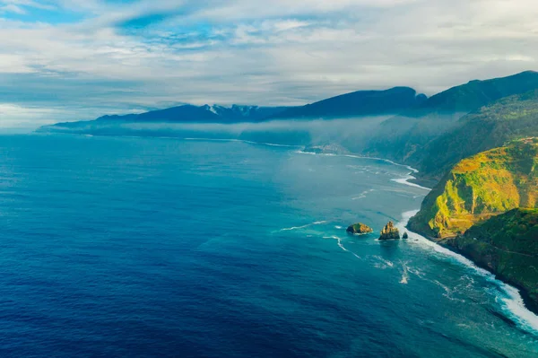 Вид Острова Мадейра Атлантическим Океаном Белые Волны Скалы Зеленая Природа — стоковое фото