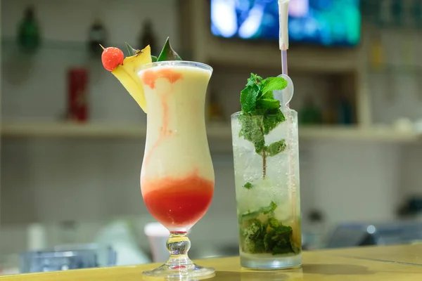 Nahaufnahme Von Zwei Gourmet Cocktails — Stockfoto